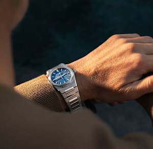 Girard-Perregaux Laureato in , 81008-11-3530-1CM - Bucherer