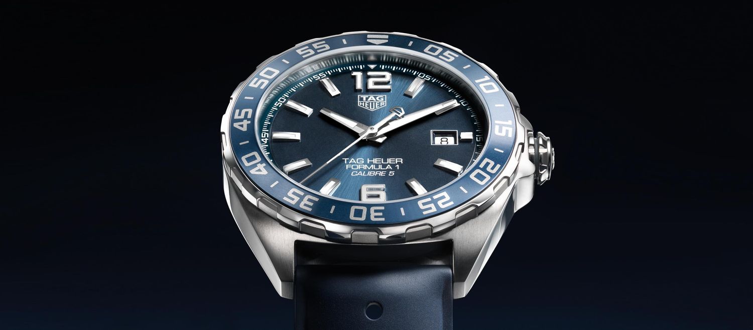 TAG Heuer Aquaracer in dark blue against an underwater backdrop