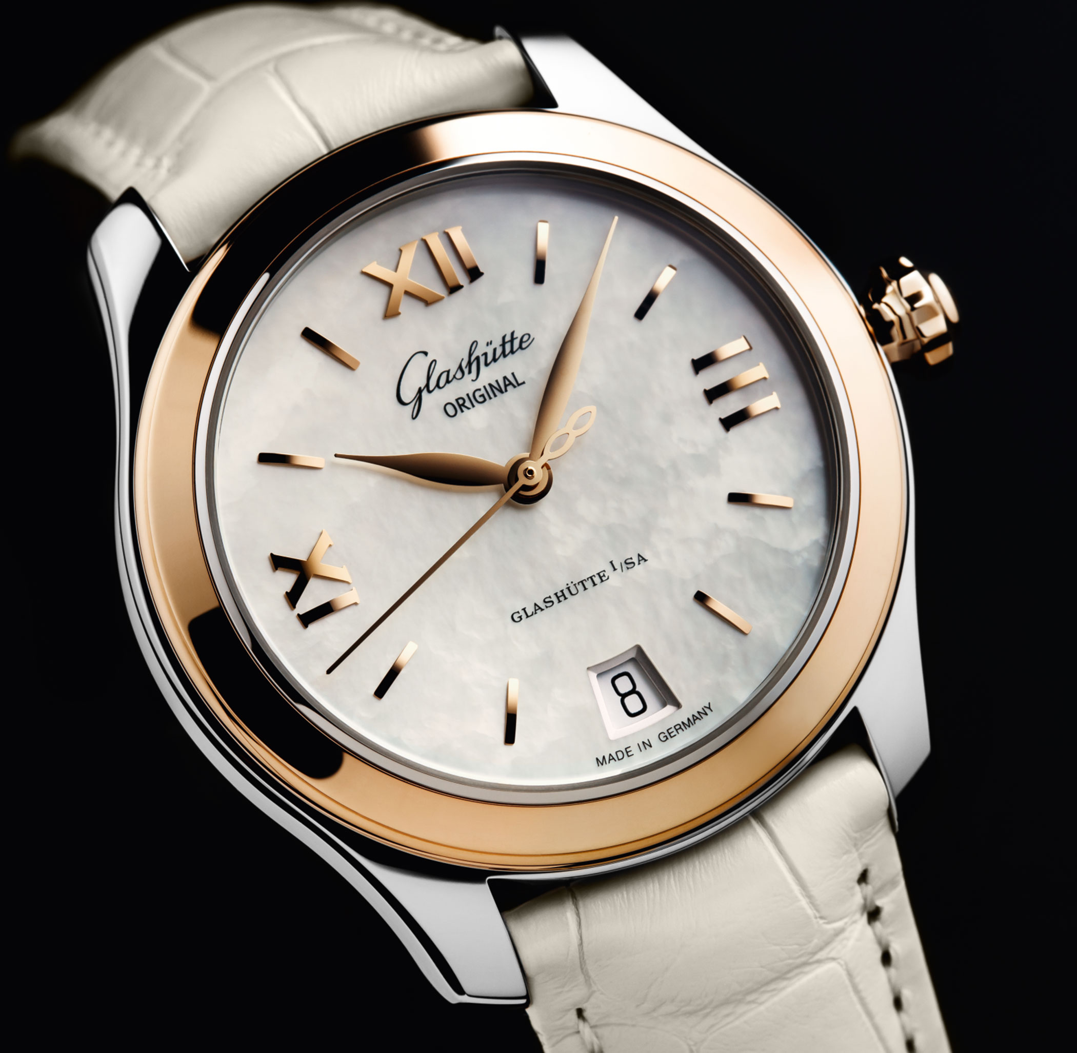 A Glashütte Original Serenade with mother-of-pearl dial, rose gold bezel, Roman numerals and beige leather strap – elegant and feminine.