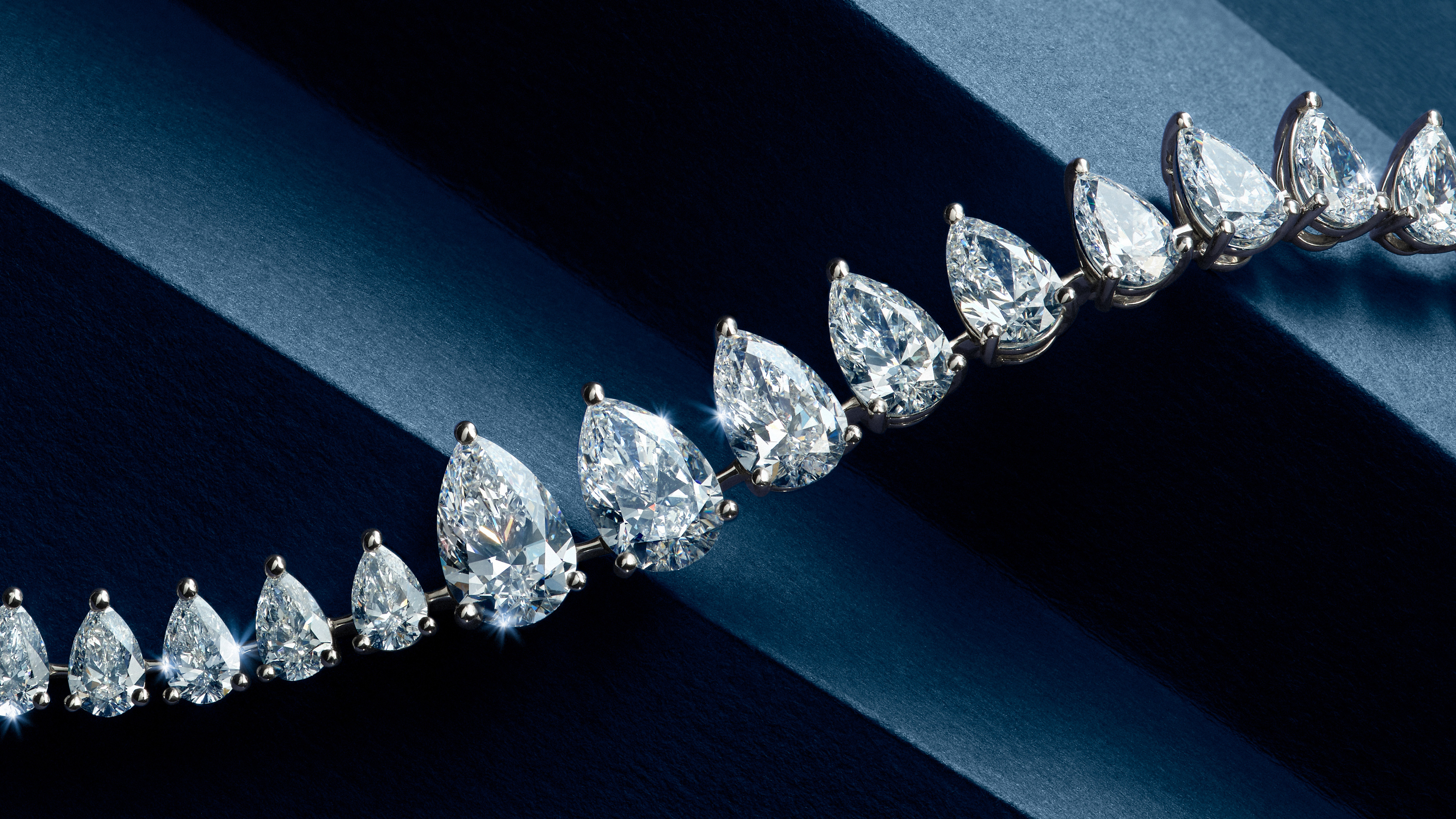 Year_of_the_Diamonds_Collier_1352-614-4_4x5_image_mid_close_sRGB_16x9