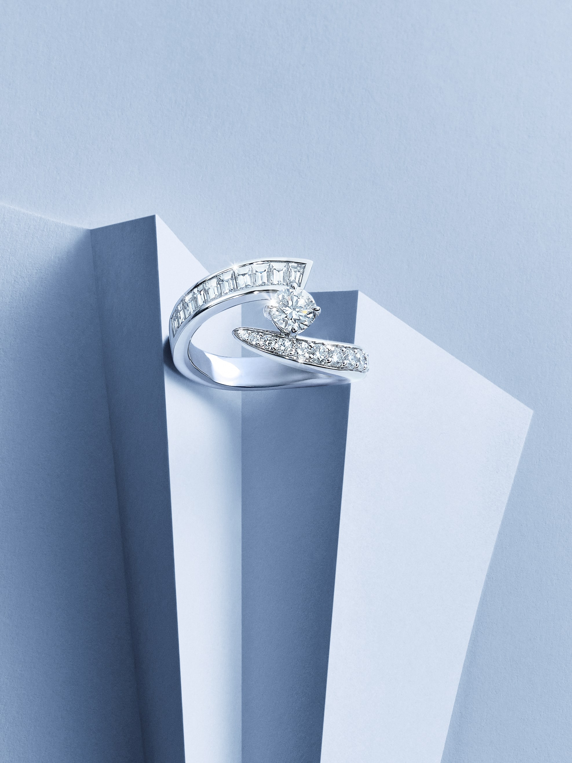 BFJ_INNER-FIRE_creative-stills_Ring_1414-025-7_sRGB_3x4