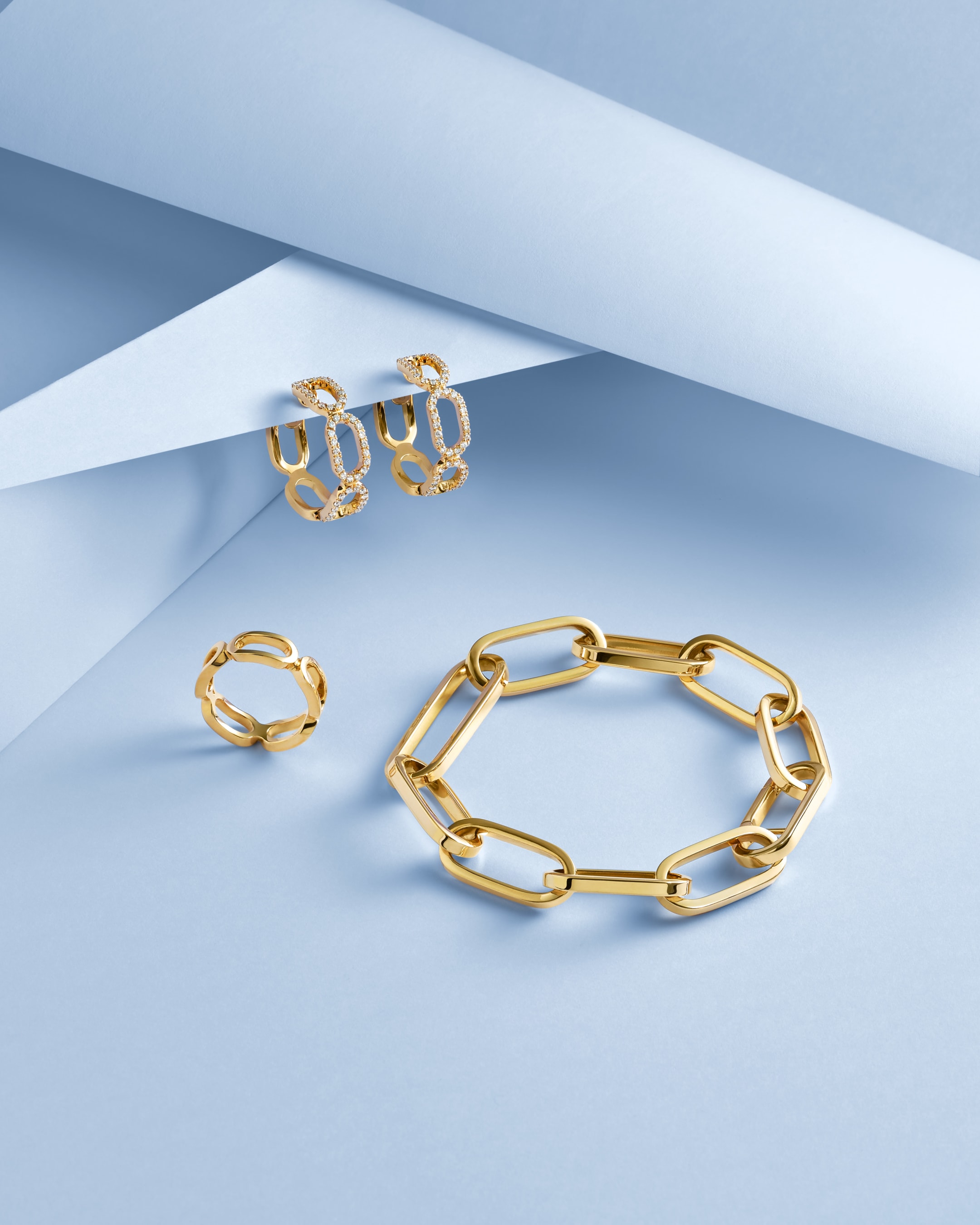 Link collection pieces in yellow gold, earrings, bracelet and ring.