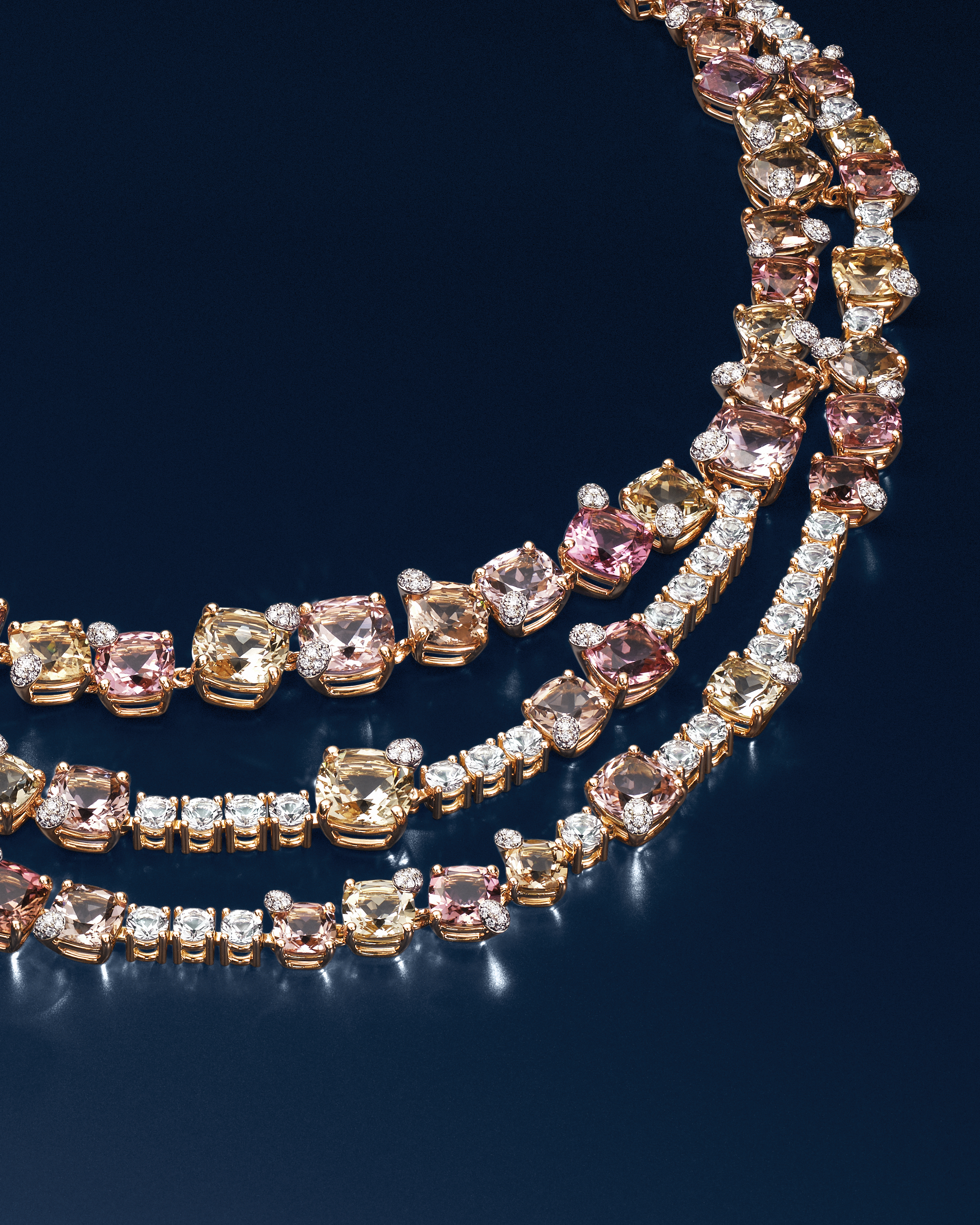 BFJ-Peekaboo_collier-0897-956-8-creative-still_4x5_V3_aRGB
