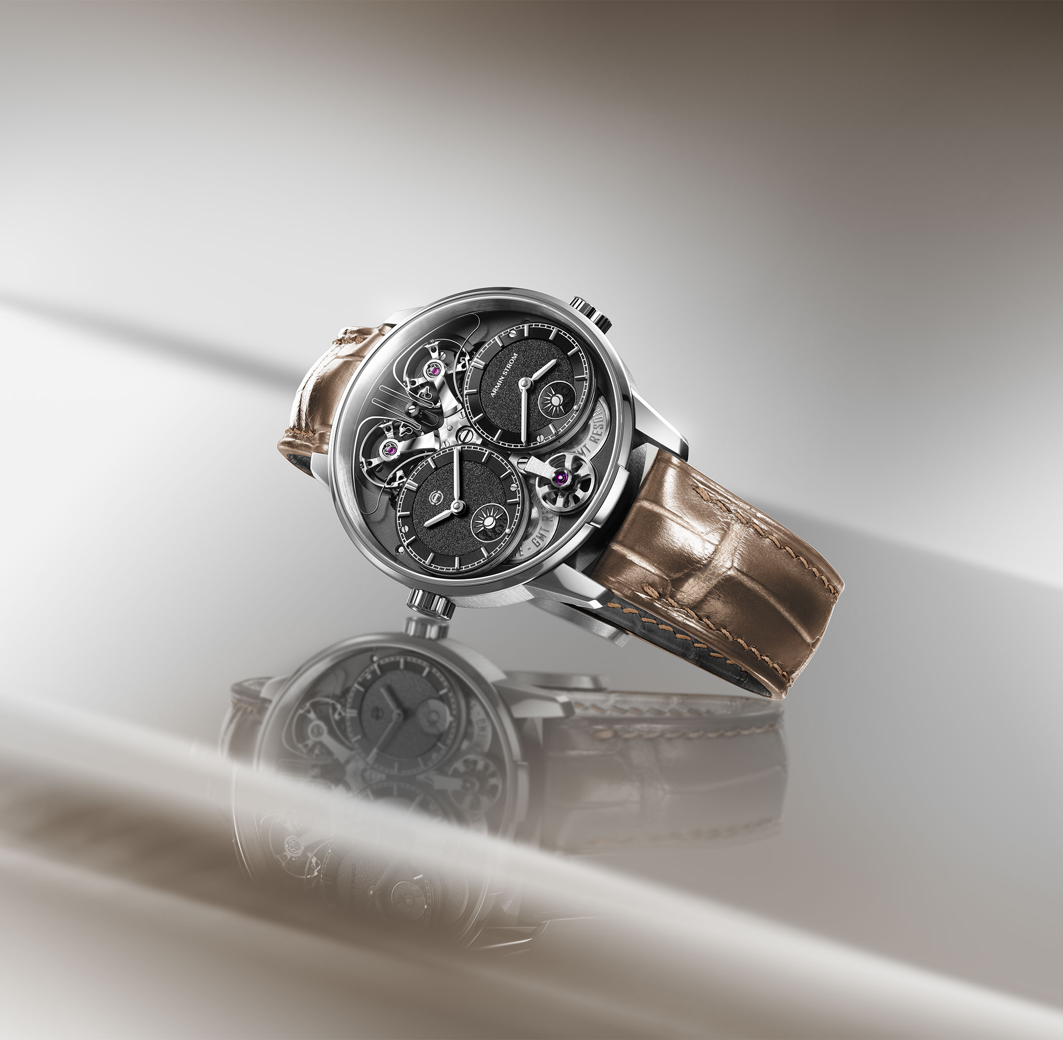 Armin Strom Resonance Luxusuhr in Nahaufnahme mit sichtbaren Doppelunruhen und grünem Zifferblatt.