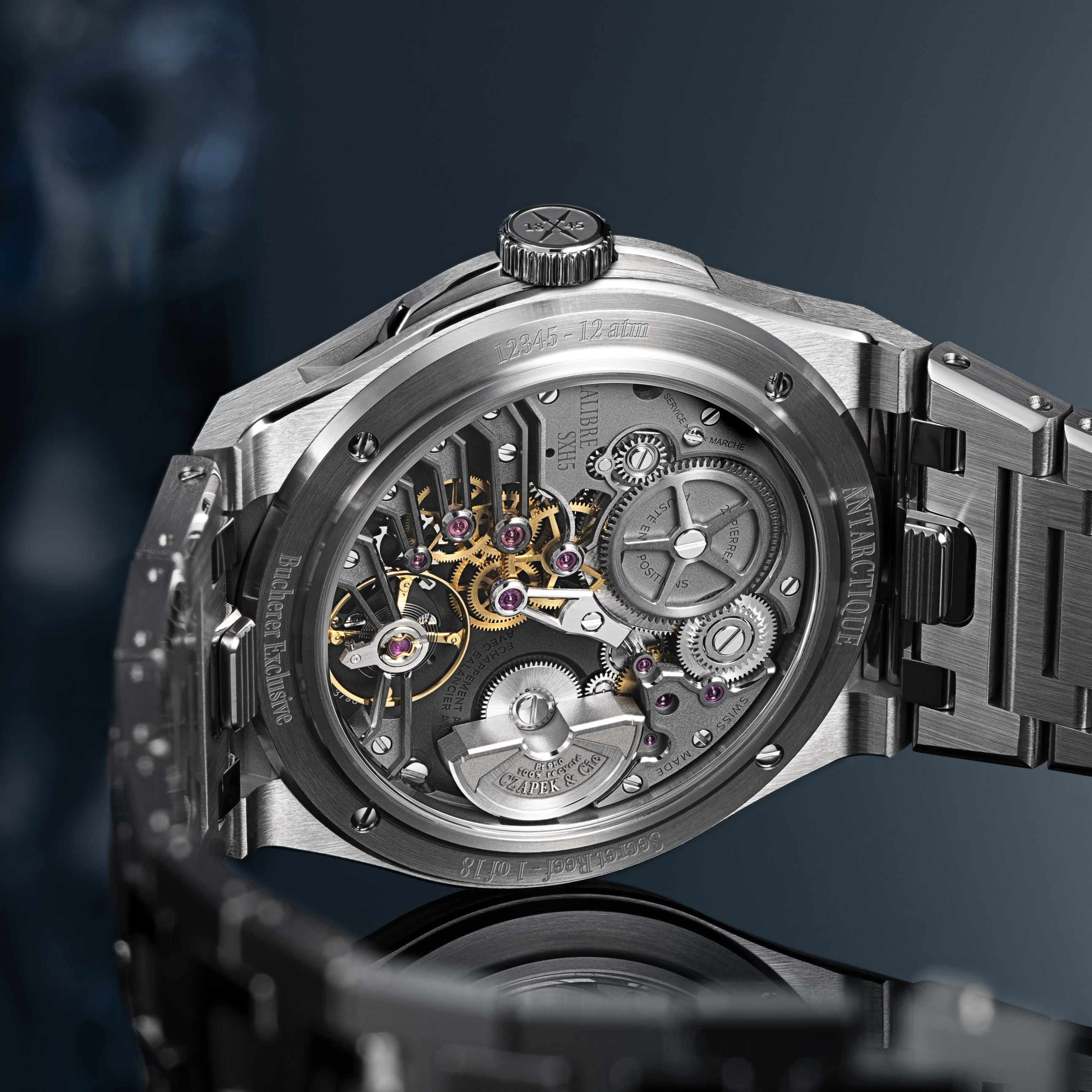 Nahaufnahme des filigranen mechanischen Uhrwerks, das durch den transparenten Gehäuseboden einer silbernen Armbanduhr sichtbar ist.