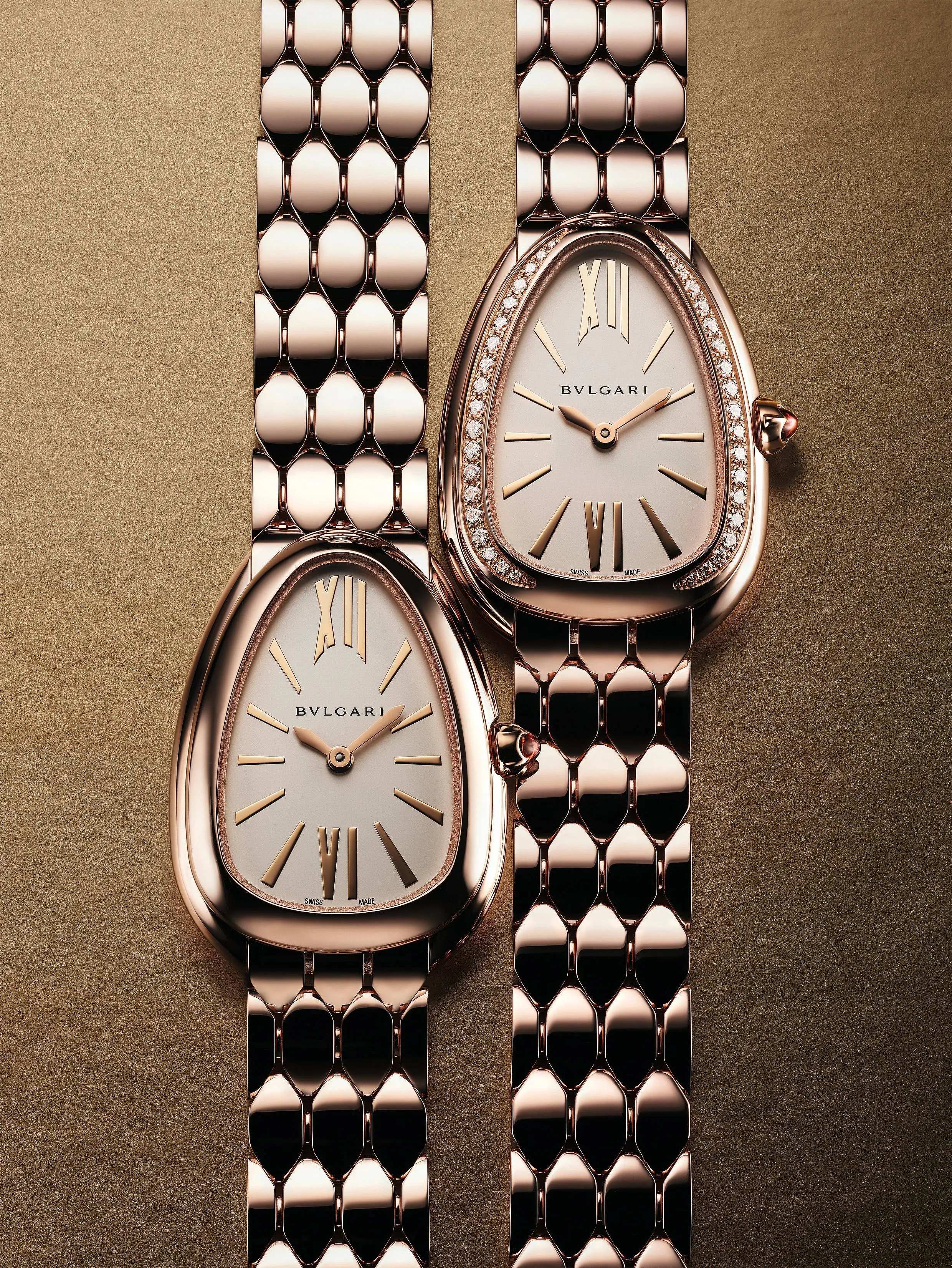 Zwei Bulgari Serpenti Uhren aus Roségold mit weißen Zifferblättern und römischen Ziffern, eine davon mit diamantbesetzter Lünette.