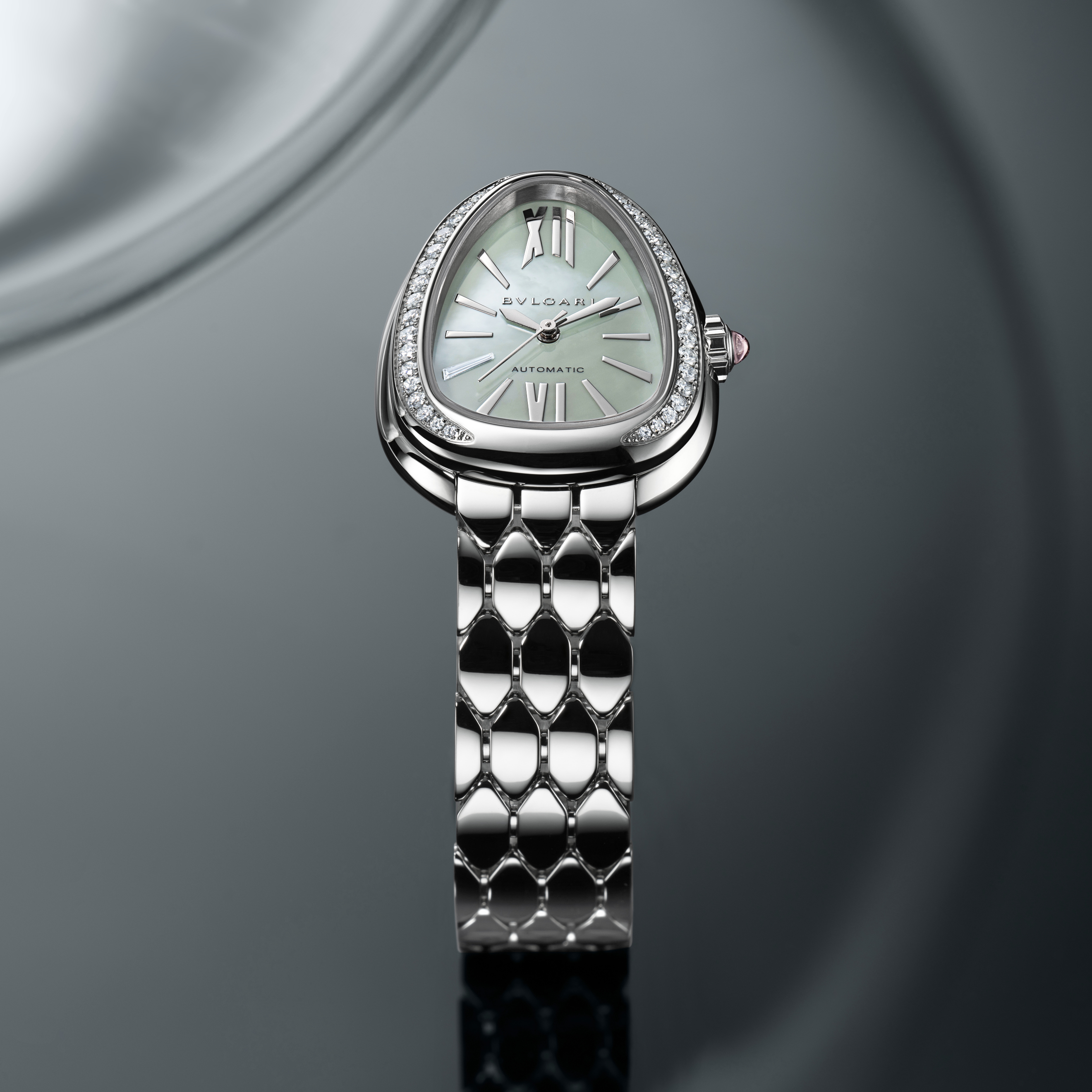 Silberne Bulgari Serpenti Uhr mit Perlmuttzifferblatt und diamantbesetzter Lünette.