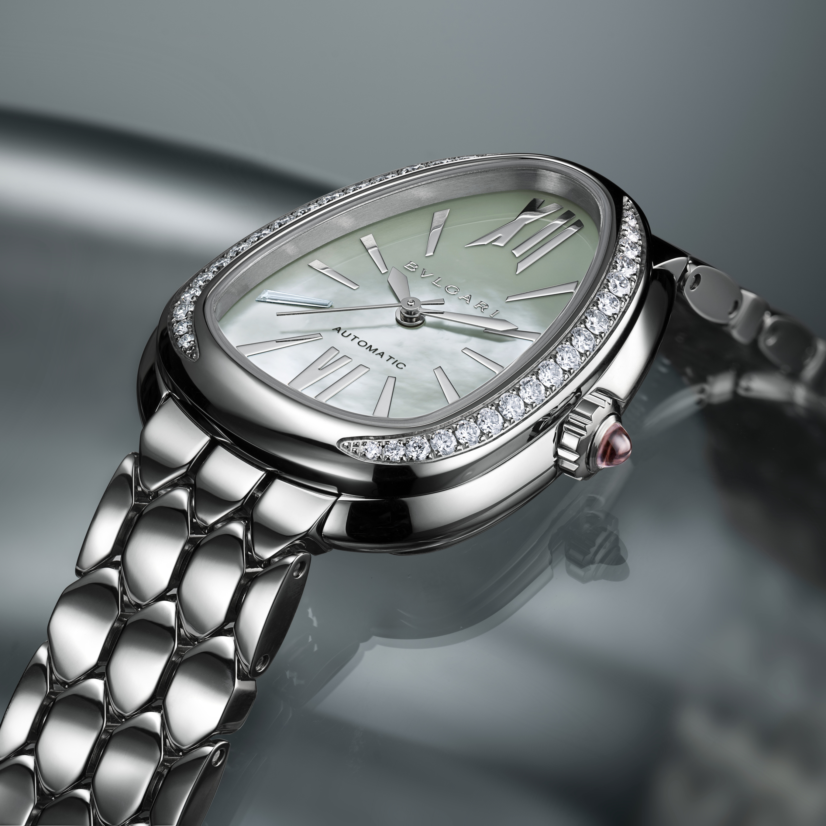 Silberne Bulgari-Uhr mit ovalem Perlmuttzifferblatt, Diamantlünette und Metallarmband.