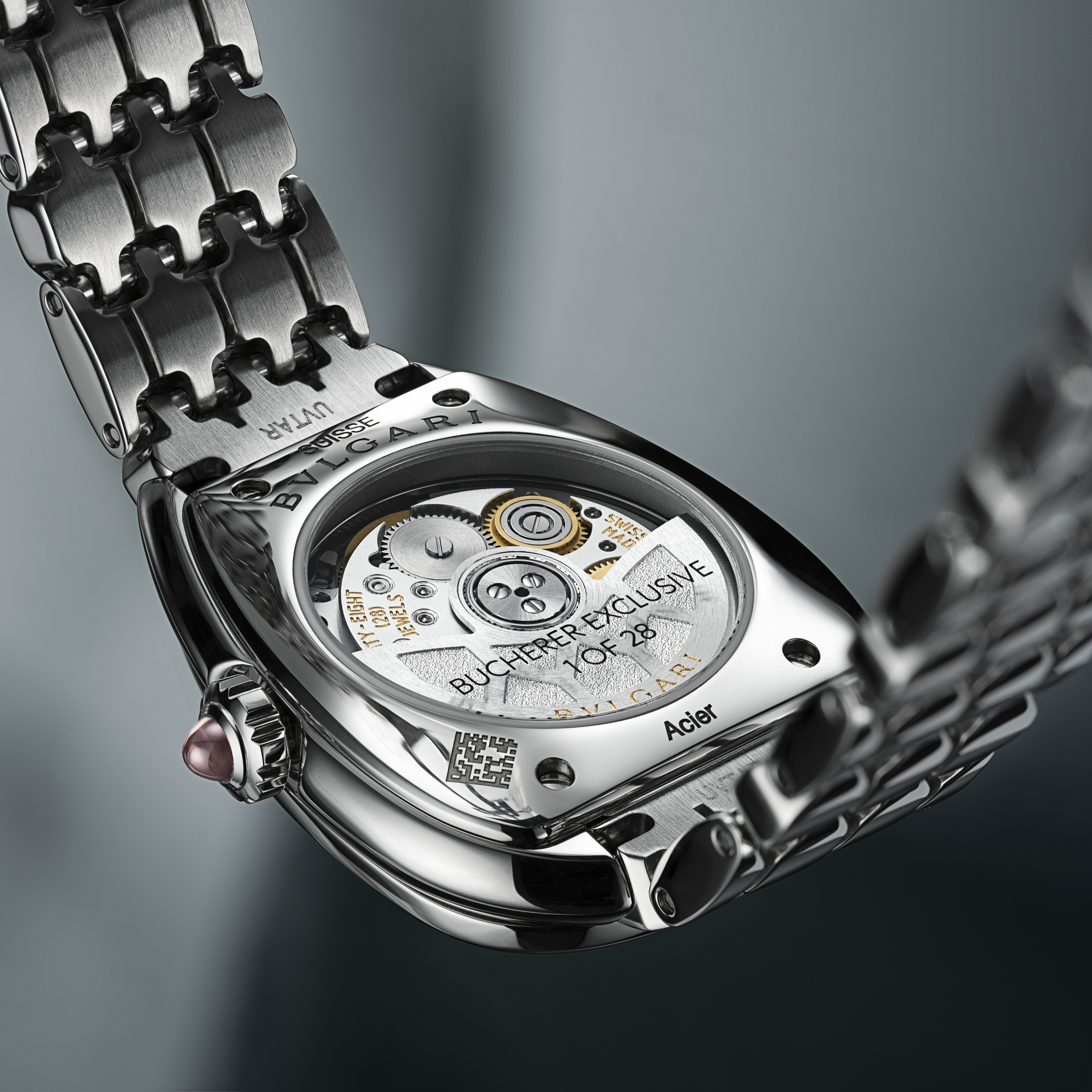 Die Rückseite einer silbernen Bulgari-Uhr mit sichtbarem mechanischem Uhrwerk und der Gravur „Bucherer Exclusive 1 of 28“.