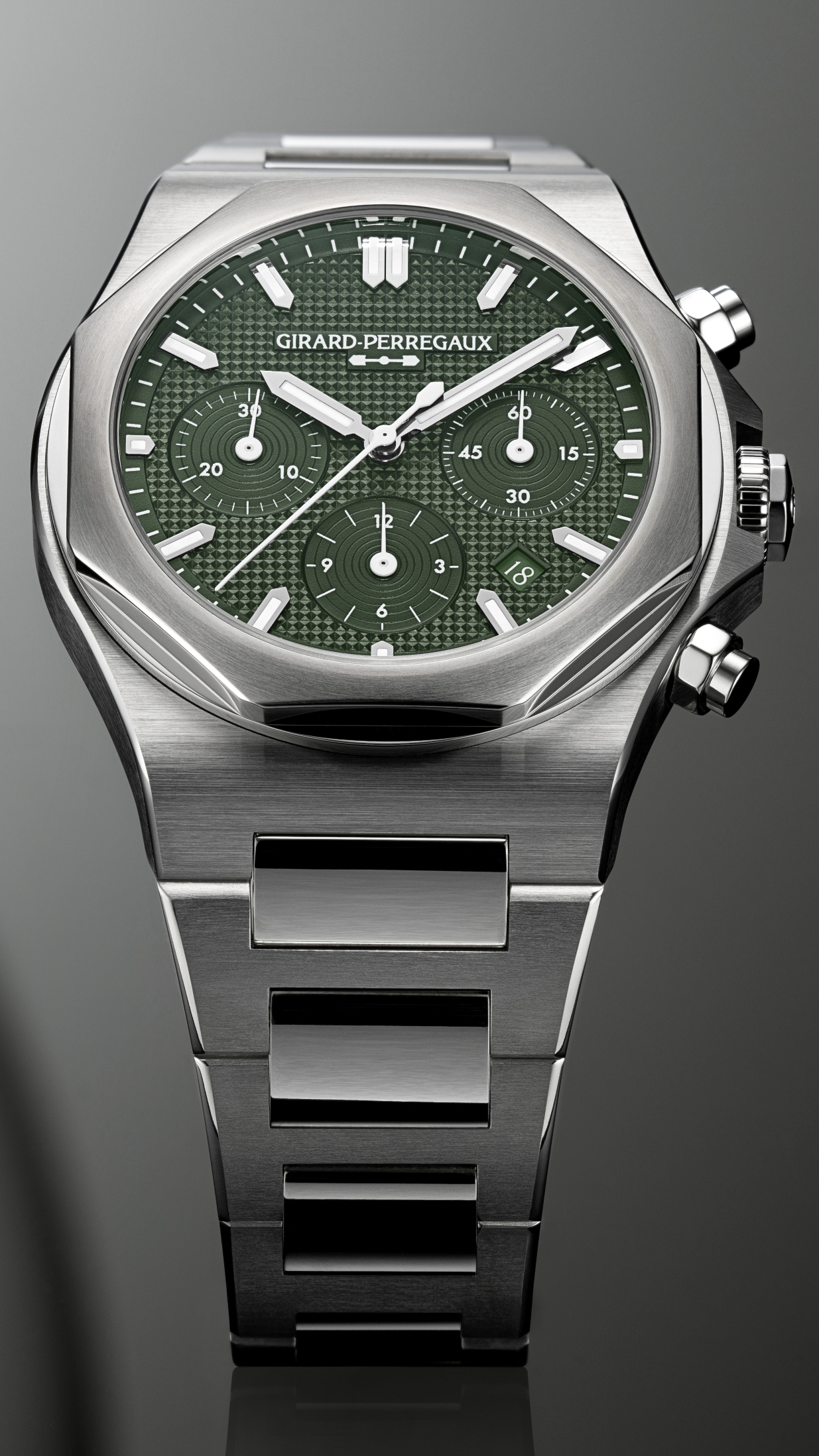 Une montre chronographe Girard-Perregaux Laureato avec un boîtier et un bracelet en acier inoxydable brossé et un cadran vert.