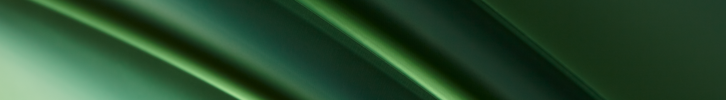 Abstrakter grüner Hintergrund mit diagonalen Linien und Farbverläufen.