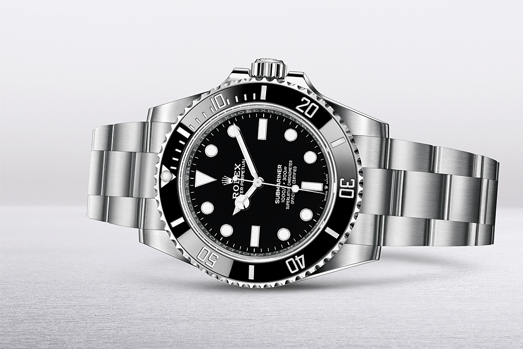 Eine silberne Rolex Submariner Uhr mit schwarzem Zifferblatt und schwarzer Lünette, schräg auf einer weißen Fläche angebracht.