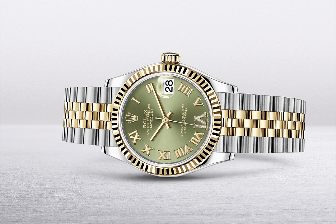 Eine Rolex Datejust Uhr mit grünem Zifferblatt, goldenen römischen Ziffern und einem zweifarbigen Armband aus Gold und Silber.