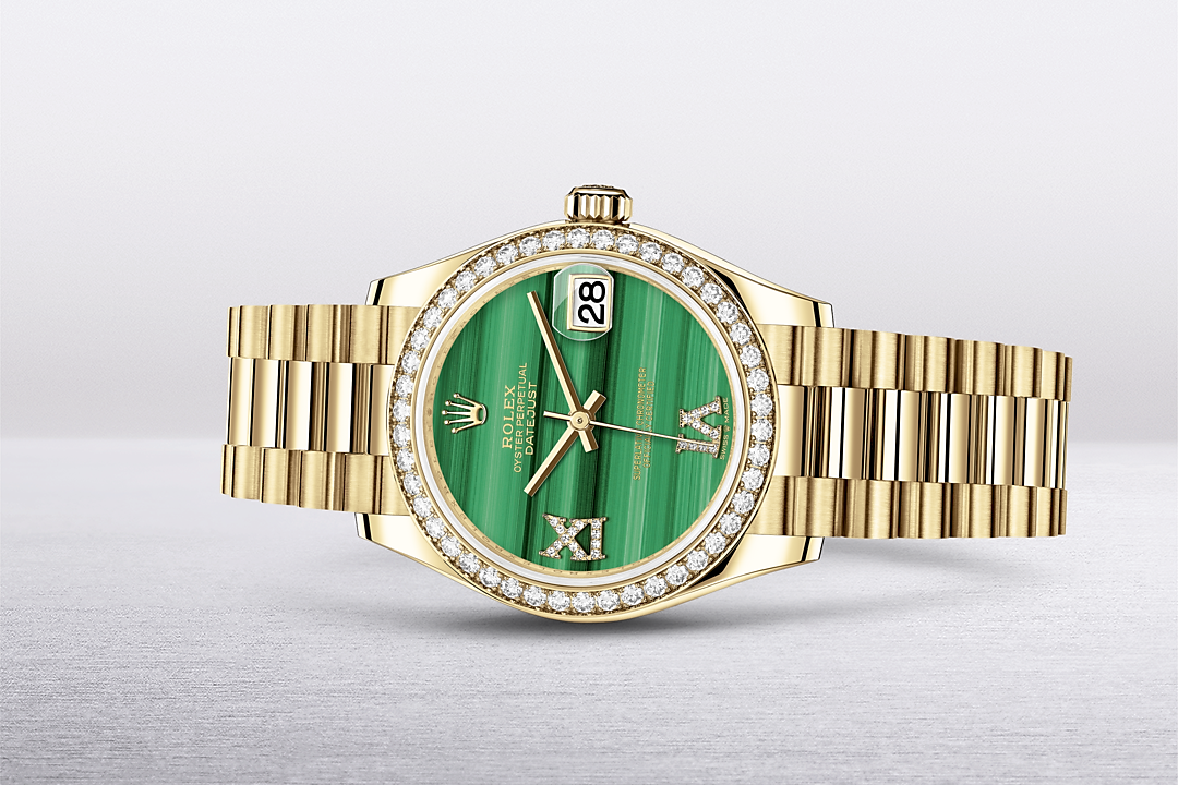 Eine goldene Rolex-Uhr mit grünem Malachit-Zifferblatt, diamantbesetzter Lünette und Datumsanzeige.