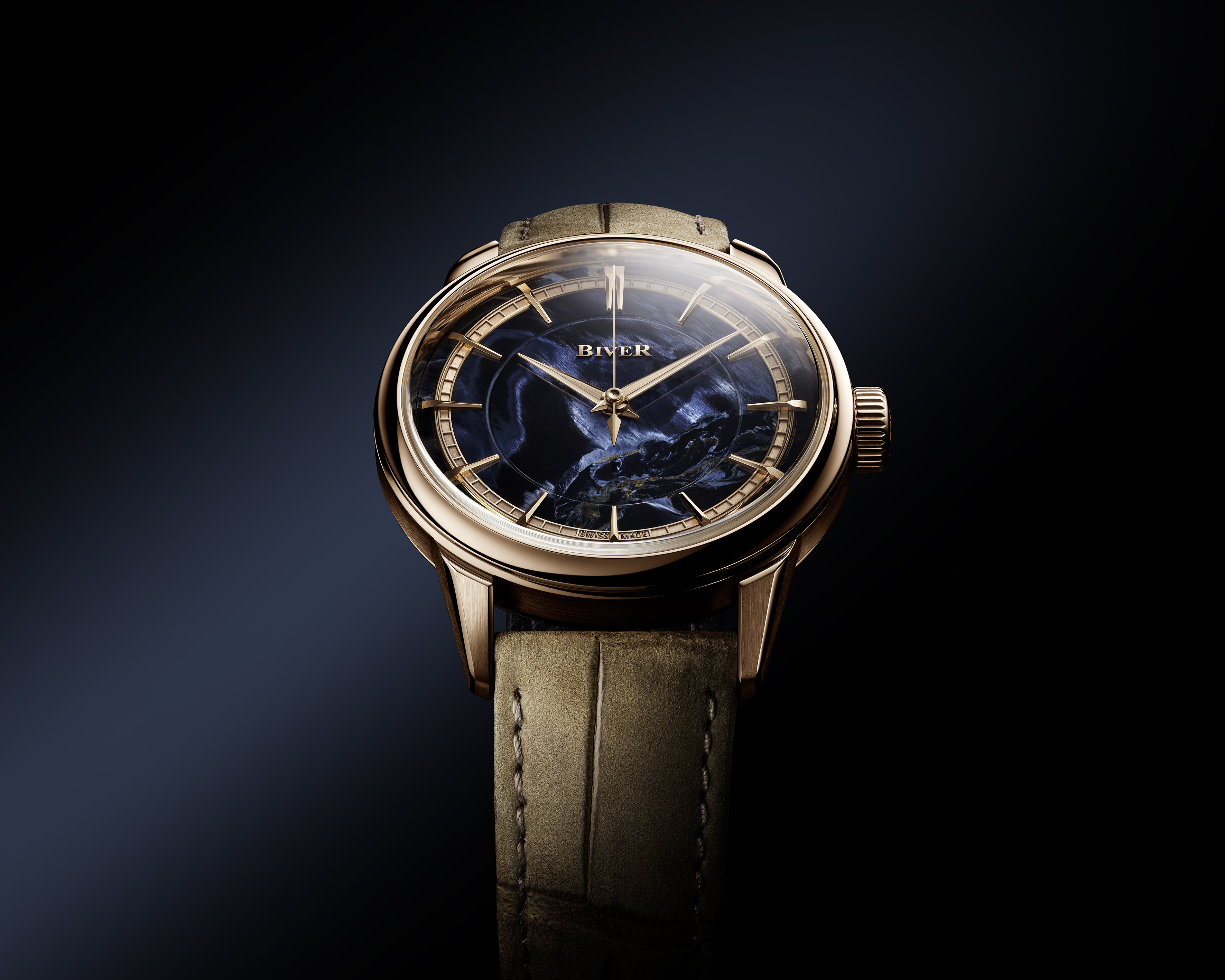 Une montre en or rose avec un cadran bleu foncé marbré et un bracelet en cuir marron clair.