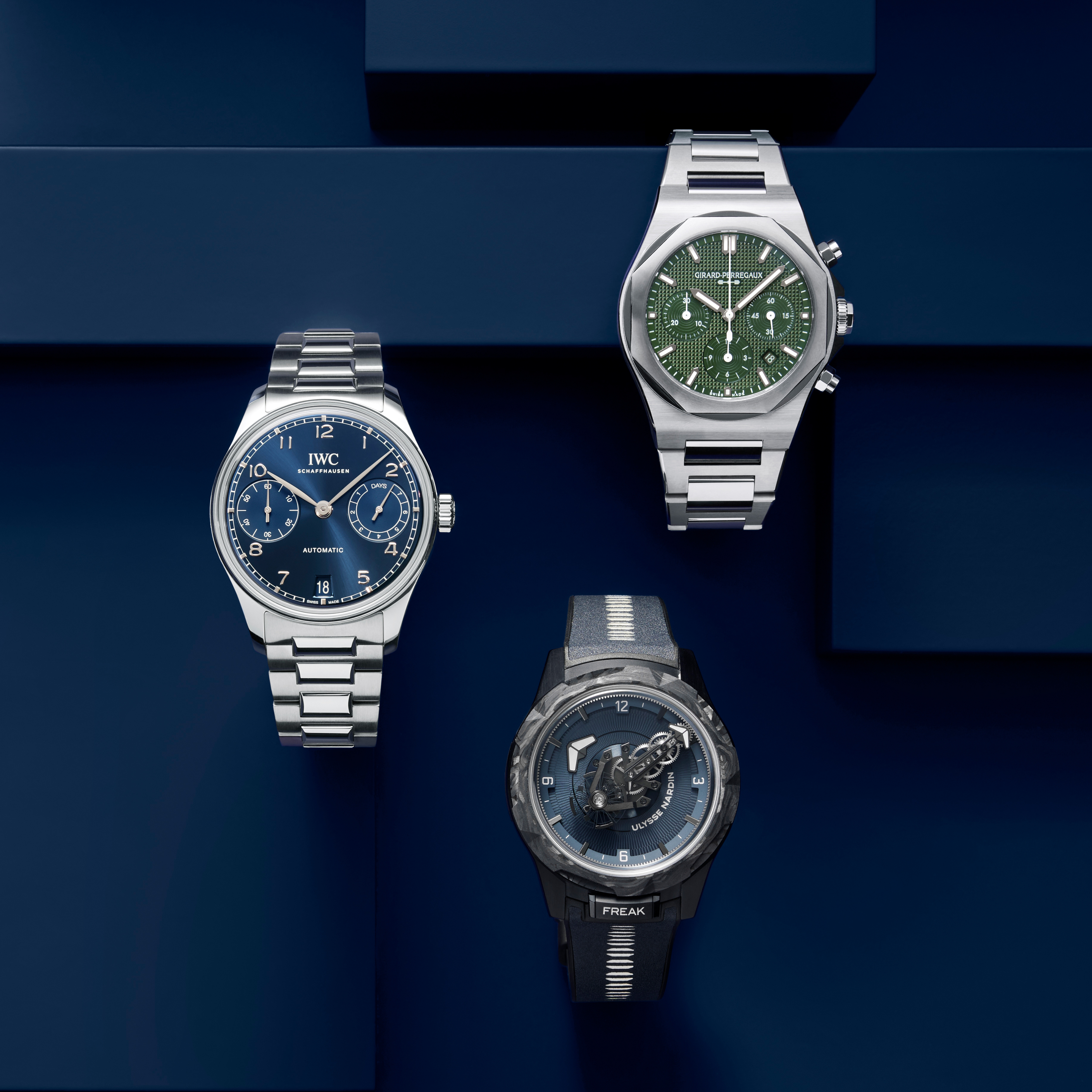 Trois montres de luxe à bracelets en acier et bleu foncé sont présentées sur un fond bleu géométrique.