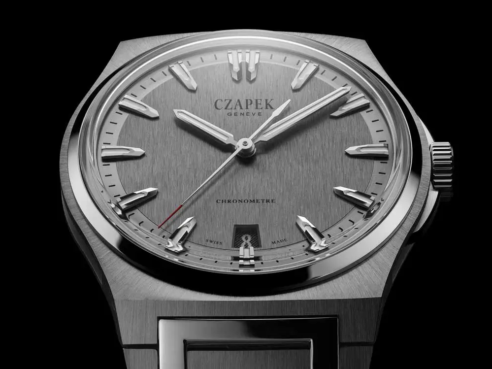 Gros plan sur une montre de luxe Czapek Genève avec un cadran gris texturé et un boîtier en acier.