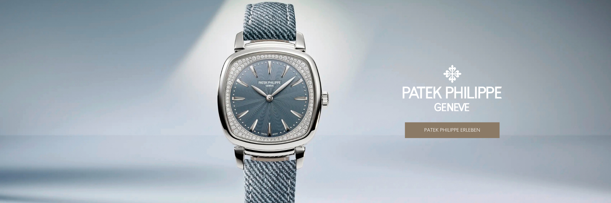 Luxusuhr von Patek Philippe mit blauem, gemustertem Zifferblatt, Diamantlünette und Denimarmband.