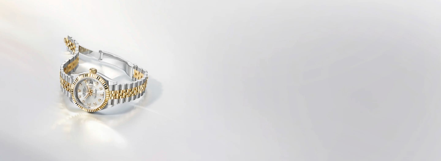 Eine zweifarbige Rolex-Armbanduhr mit diamantbesetztem Zifferblatt und Jubilee-Armband auf hellem Hintergrund.